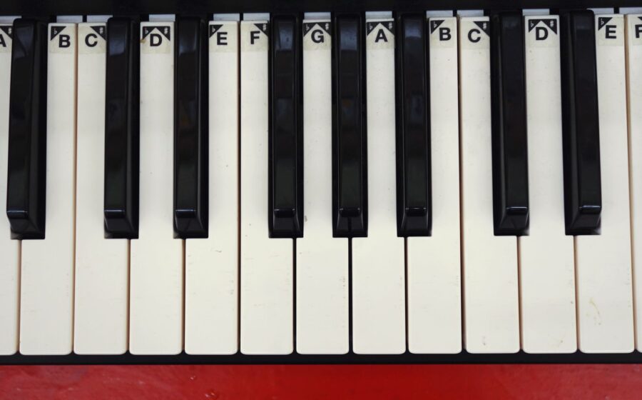 Pianino czy keyboard: na czym zacząć naukę gry?